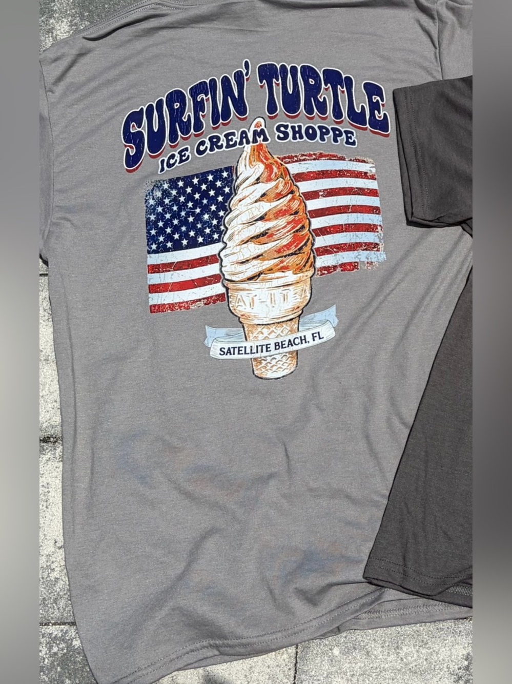 Surfin' Turtle Ice Cream Shoppe Graphic Tee  Medium Adult Unisex